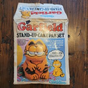 Wilton's 1984 Garfield Stand Up Cake Pan Set